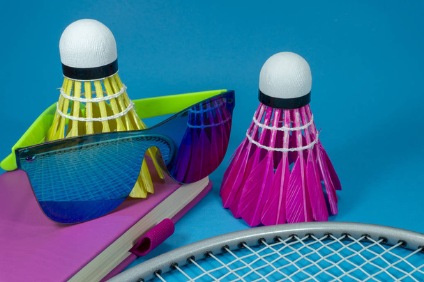 Kleurrijke badminton shuttle met zonnebril - Foto, afbeelding