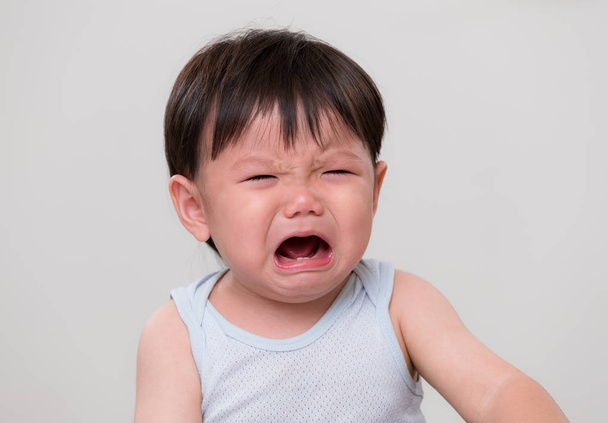 Азіатський маленький хлопчик плакати і відчувати себе сумно - Фото, зображення
