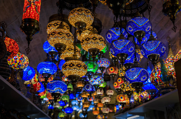Lámparas orientales turcas decorativas coloridas tradicionales para la venta en una tienda de recuerdos en el casco antiguo de Kotor en Montenegro
 - Foto, Imagen