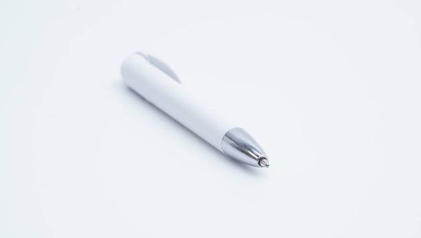 Penna a sfera di colore bianco e argento isolato su sfondo bianco
. - Foto, immagini