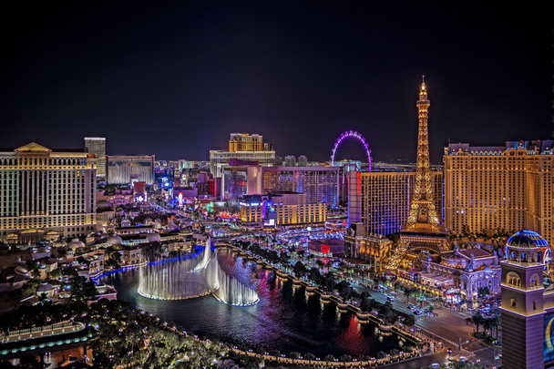 Widok z lotu ptaka w Las Vegas Strip nocą w Nevadzie - Zdjęcie, obraz