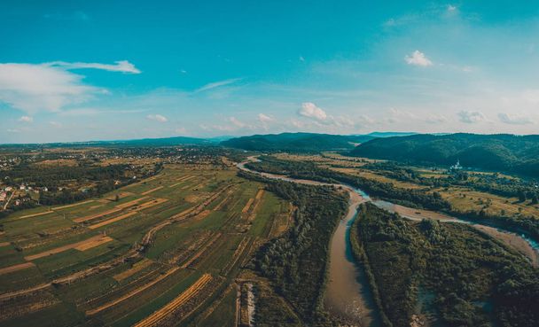 Сельский пейзаж в низких горах Западных Карпат, видны горные реки и поля
. - Фото, изображение