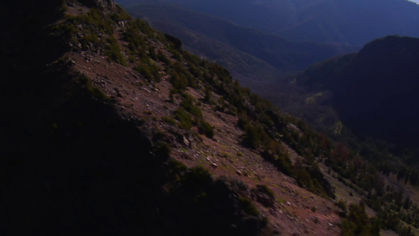 zdjęcia lotnicze szczyty górskie i ścian klifu - Materiał filmowy, wideo