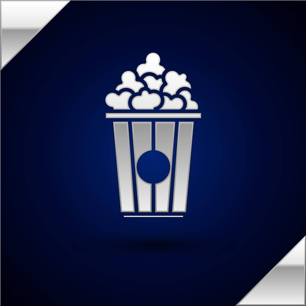 Ezüst Popcorn a kartondobozban ikon izolált sötétkék háttér. Popcorn vödör doboz. Vektoros illusztráció - Vektor, kép