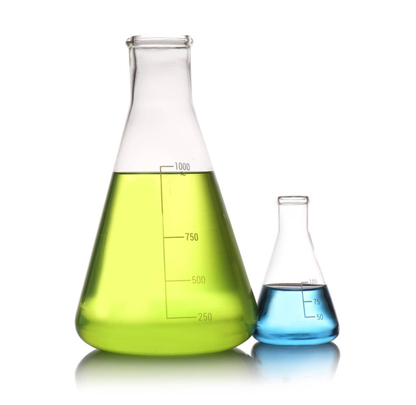 白で分離された色の液体が付いているアーレンマイヤーフラスコ。ソリューション化学 - 写真・画像