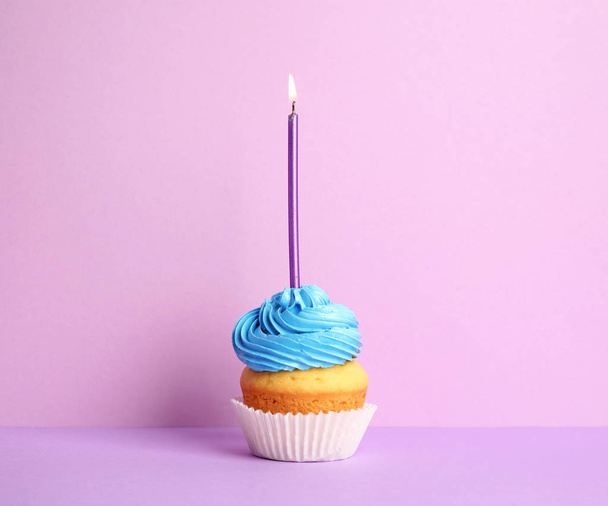 Γενέθλια κεκάκι με κερί σε βιολετί φόντο - Φωτογραφία, εικόνα