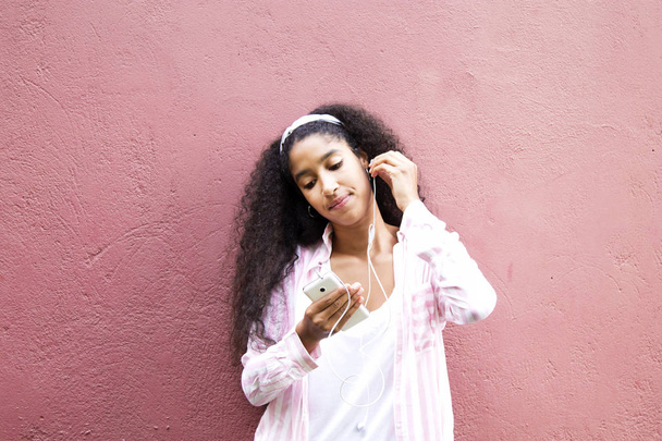 Afro young woman listening to music - Foto, Bild