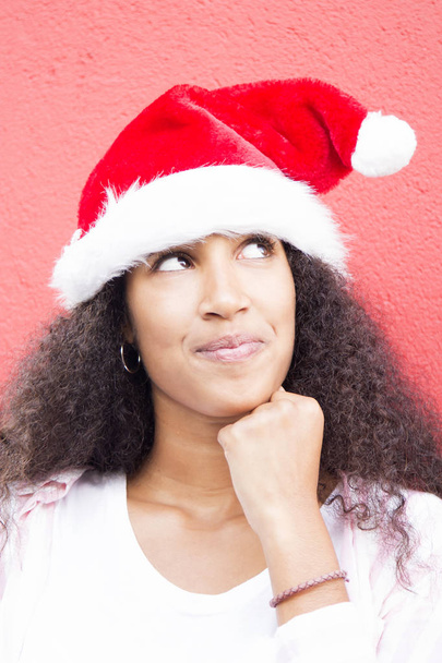 Noel Baba şapkalı Afro genç kadın - Fotoğraf, Görsel