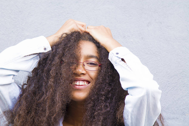 portrait of afro girl smiling - 写真・画像
