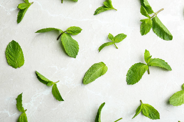 Fresh mint leaves on grey marble background, flat lay - Foto, Imagen