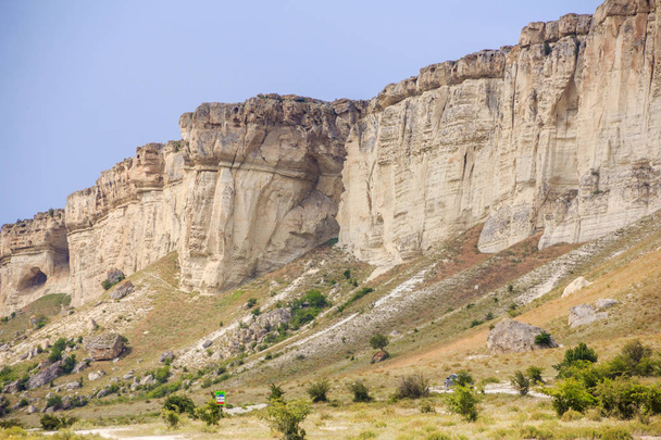 Βουνό λευκού βράχου κατά τη θερινή περίοδο, Κριμαία - Φωτογραφία, εικόνα