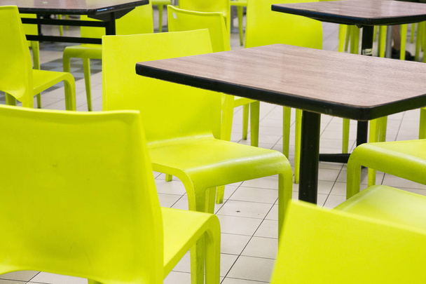 Sedie e tavoli in una mensa food court senza persone
. - Foto, immagini