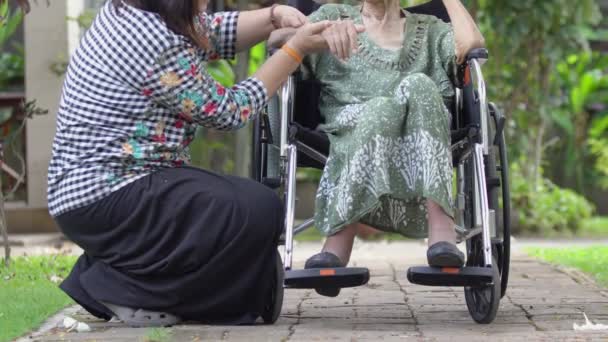 Kızı evde tekerlekli sandalyede yaşlı anne bakmak - Video, Çekim