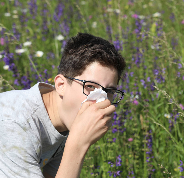 chłopiec na łąkach z alergią na wiosnę - Zdjęcie, obraz