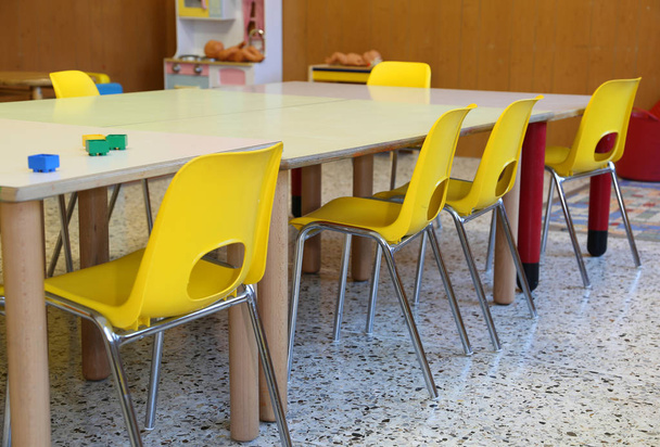childre olmadan bir okulun sınıfında küçük sarı sandalyeler - Fotoğraf, Görsel