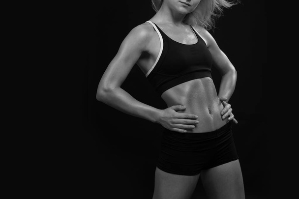 Fitness mulher desportiva mostrando seu corpo bem treinado
 - Foto, Imagem