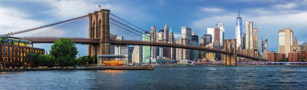 Blick auf die Manhattan Skyline von der Brooklyn Bridge Park Dumbo vor dem Gewitter. - Foto, Bild