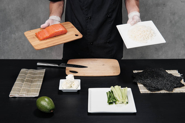 Sushi ve Rolls için malzemeler. Kırmızı balık, avokado, krem peyniri. - Fotoğraf, Görsel