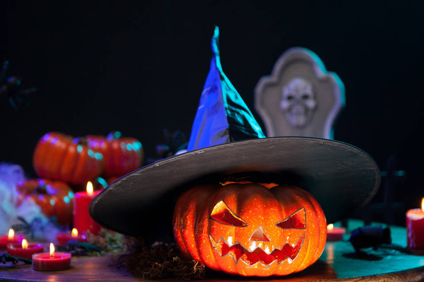 Siyah bir cadı şapkası giyen cadılar bayramı için turuncu korkunç kabak - Fotoğraf, Görsel