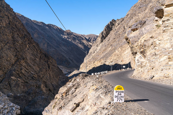 Señal en la carretera en el valle de Spiti, India
. - Foto, Imagen