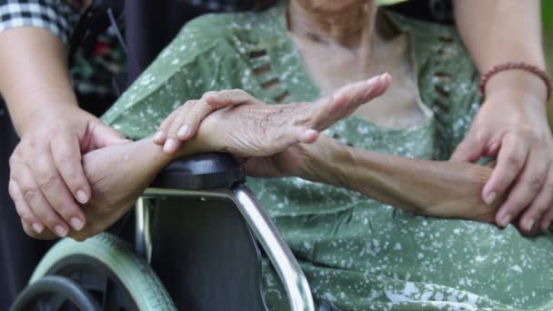 Κόρη φροντίζει ηλικιωμένη μητέρα σε αναπηρικό καροτσάκι στο σπίτι - Πλάνα, βίντεο