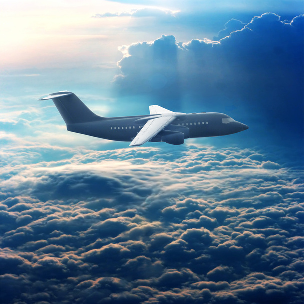 Avión comercial en el cielo
 - Foto, Imagen