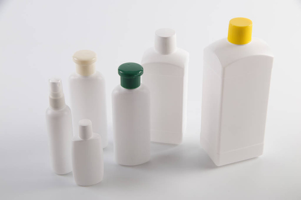 Kosmetikprodukte auf weißem Hintergrund. Kosmetikpakete für Sahne, Suppen, Schaum, Shampoo. - Foto, Bild