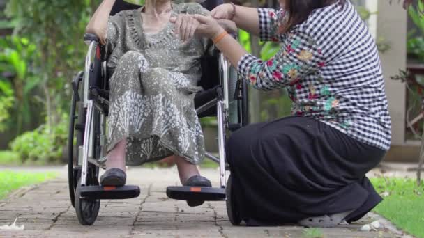 Tochter pflegt ältere Mutter im Rollstuhl zu Hause - Filmmaterial, Video