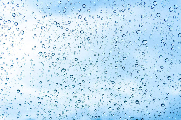 Gotas de agua sobre vidrio sobre fondo azul del cielo
  - Foto, Imagen