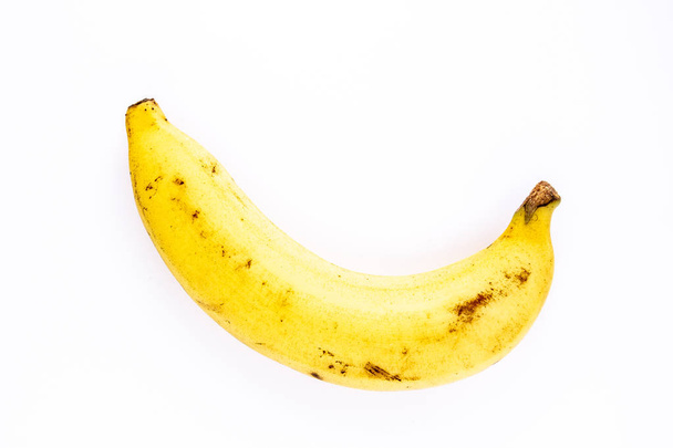 enkele banaan op witte achtergrond - Foto, afbeelding