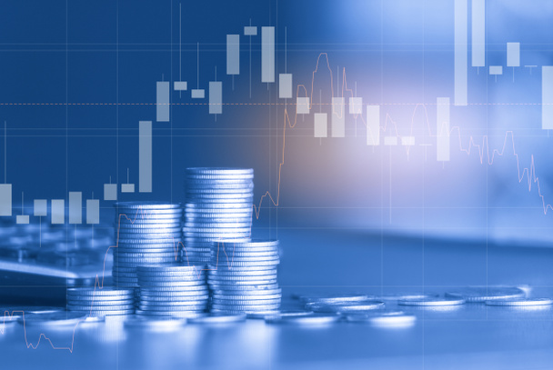 Пачки золотых монет с графиком торгов на фоне, концепция финансовых инвестиций  - Фото, изображение