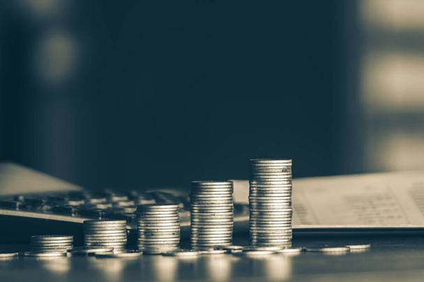 pilas de monedas de dinero en un fondo borroso, concepto de ahorro de dinero
  - Foto, Imagen