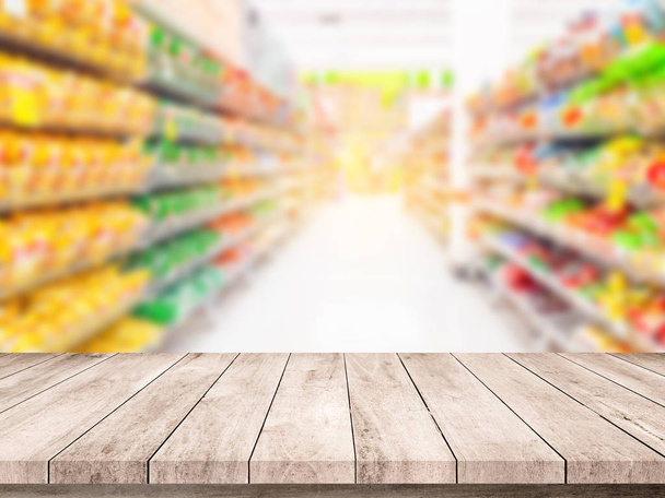 Fa deszkák táblázat homályos szupermarket a háttérben  - Fotó, kép