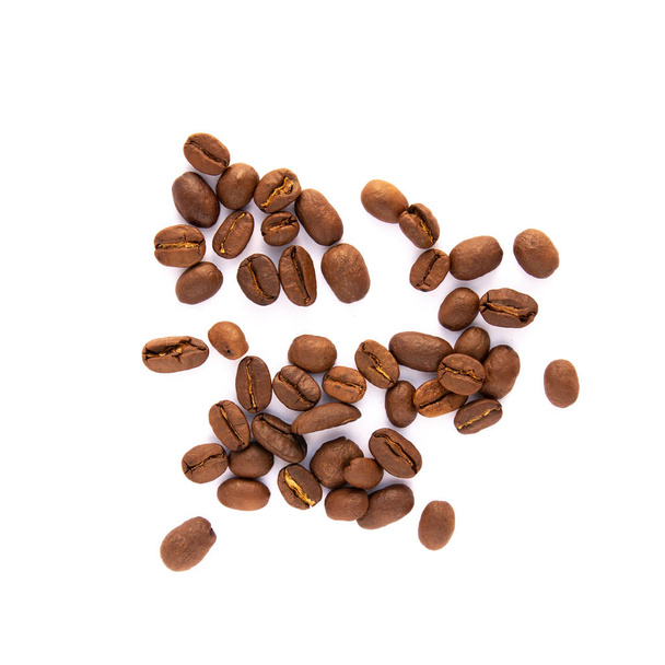 Смажені кавові зерна на білому тлі
  - Фото, зображення