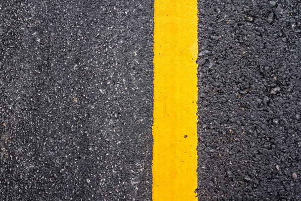 Asphaltierter Straßenbelag mit gelber Linie - Foto, Bild