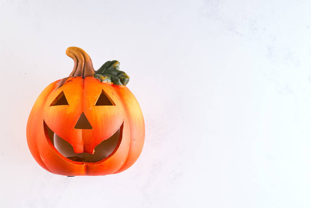 Halloween Pumpkin, beyaz murble arka plan üzerinde komik Jack Olantern, kopya alanı - Fotoğraf, Görsel