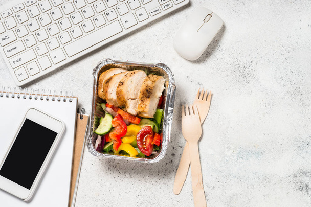 Food Delivery concept-Lunchbox op kantoor tafel. - Foto, afbeelding