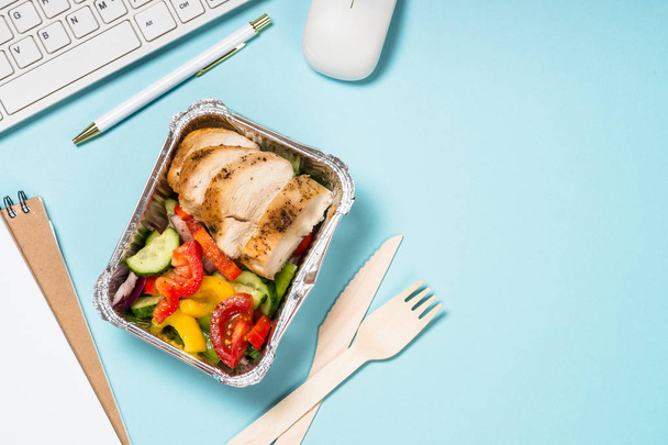 Gıda dağıtım konsepti - ofis masasında öğle yemeği kutusu. - Fotoğraf, Görsel
