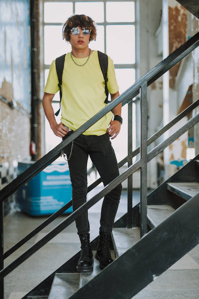 Young man on the stairs of old building - Foto, imagen