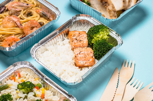 Gıda dağıtım konsepti - kutularda sağlıklı öğle yemeği. - Fotoğraf, Görsel
