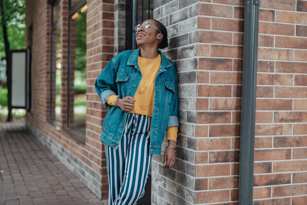 Joven afroamericana mujer risa en la calle
 - Foto, imagen