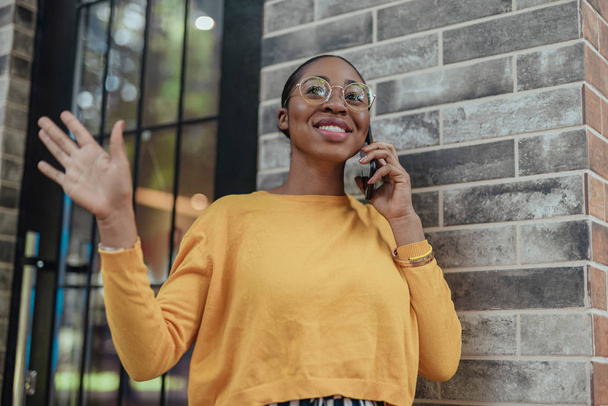 Genç afro-Amerikalı kadın akıllı telefonda konuşuyor - Fotoğraf, Görsel