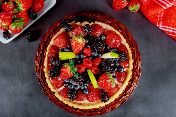 Cake with strawberries, blackberris and blueberries. - Photo, Image