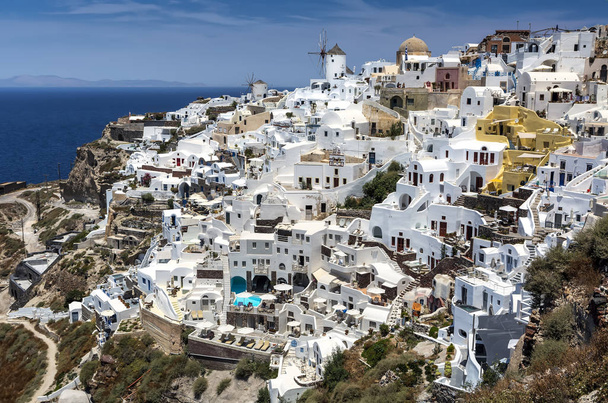 Панорамний вид з села ія з вітряк на острові Санторіні, Греція. - Фото, зображення