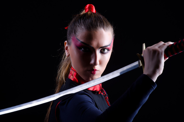 Mujer en concepto de arte marcial japonés - Foto, imagen