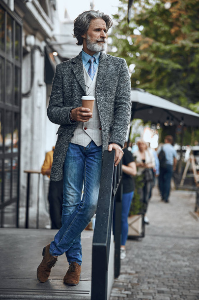 Homem calmo com café no terraço fotos stock
 - Foto, Imagem