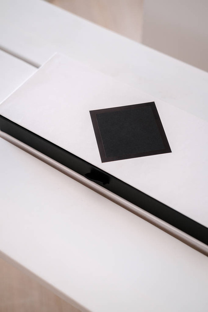 Verpackungsboxen für Schönheitsprodukte in weiß und schwarz - Foto, Bild