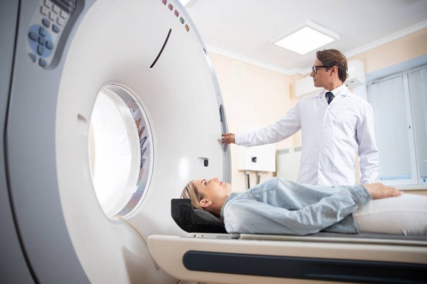 Jonge dame met CT-scan in ziekenhuis - Foto, afbeelding