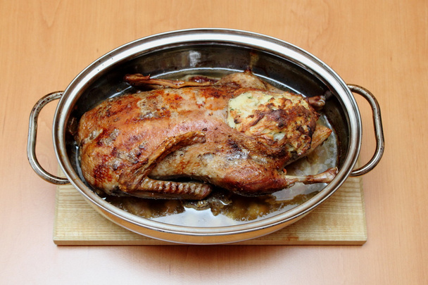 Pečená kachna v pánvi na dřevěný stůl - Fotografie, Obrázek