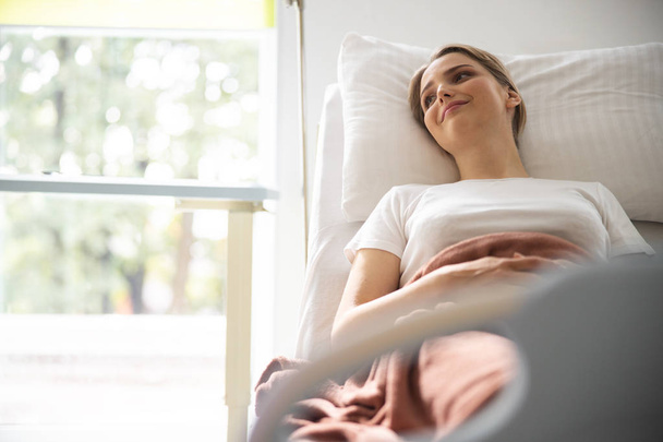 Krásná mladá dáma odpočívá v nemocničním pokoji - Fotografie, Obrázek